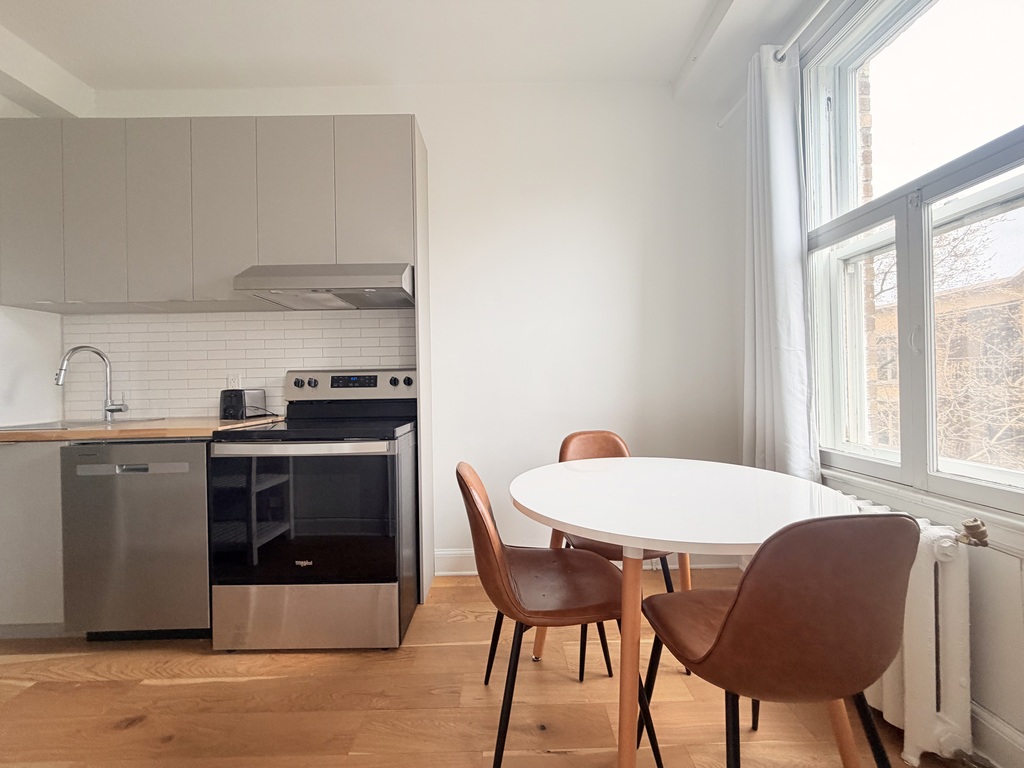 Studio 
                2½- 135 Grande Allée O., La Cité-Limoilou (Québec)