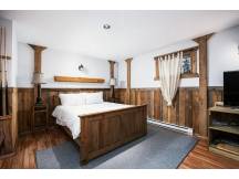 Laurentian wood cabin-king size suite-4 season spa
 thumbnail 33