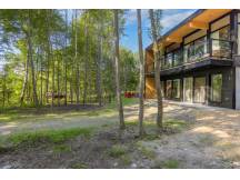 Le Charlo | Mid-Century Chalet on the shores of Lac Joseph
 thumbnail 35
